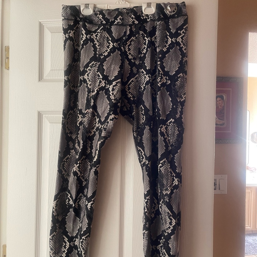 Women’s Black & Gray Snake Print Leggings